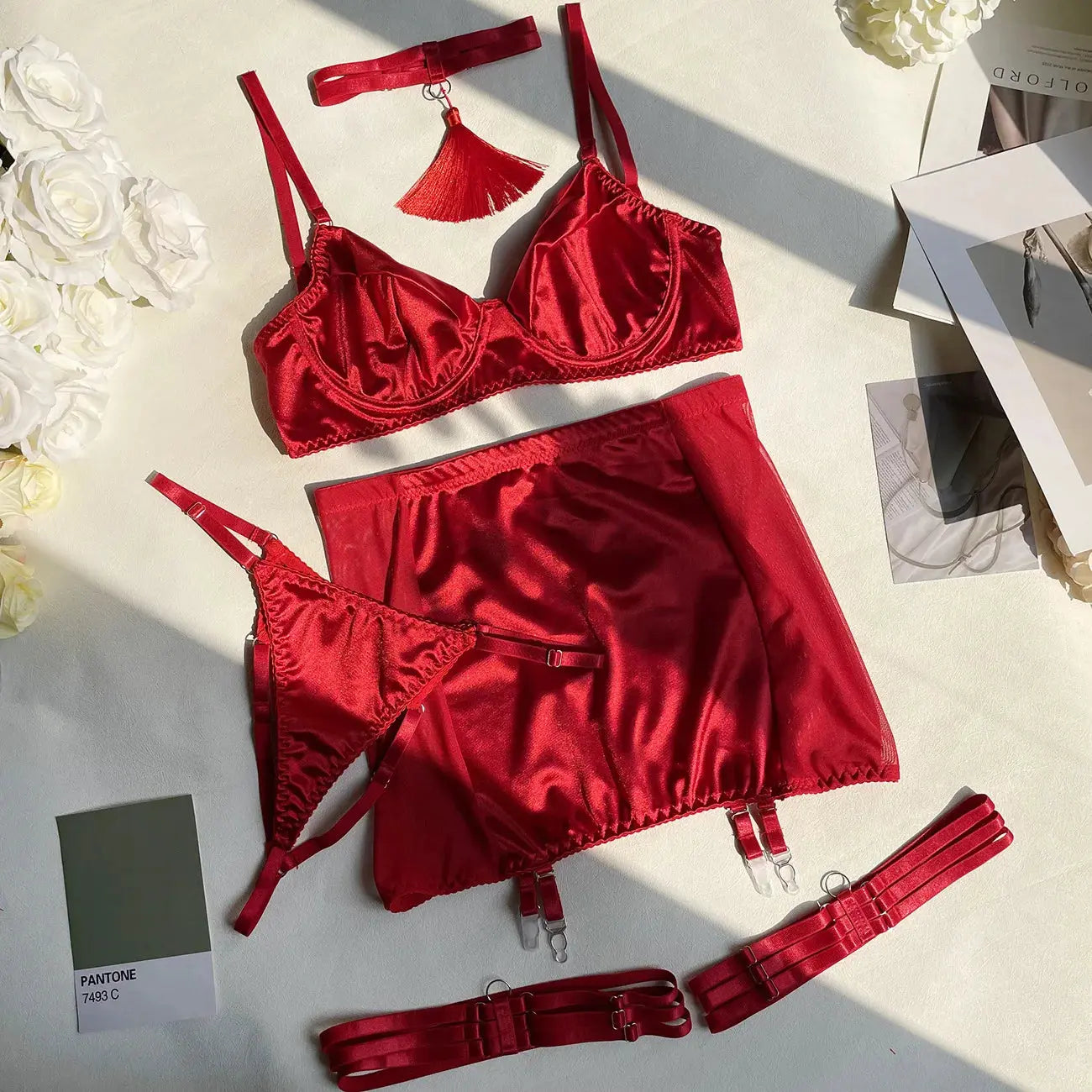 Ensemble lingerie en satin trois-quatre pieces avec jupe et jaretelles