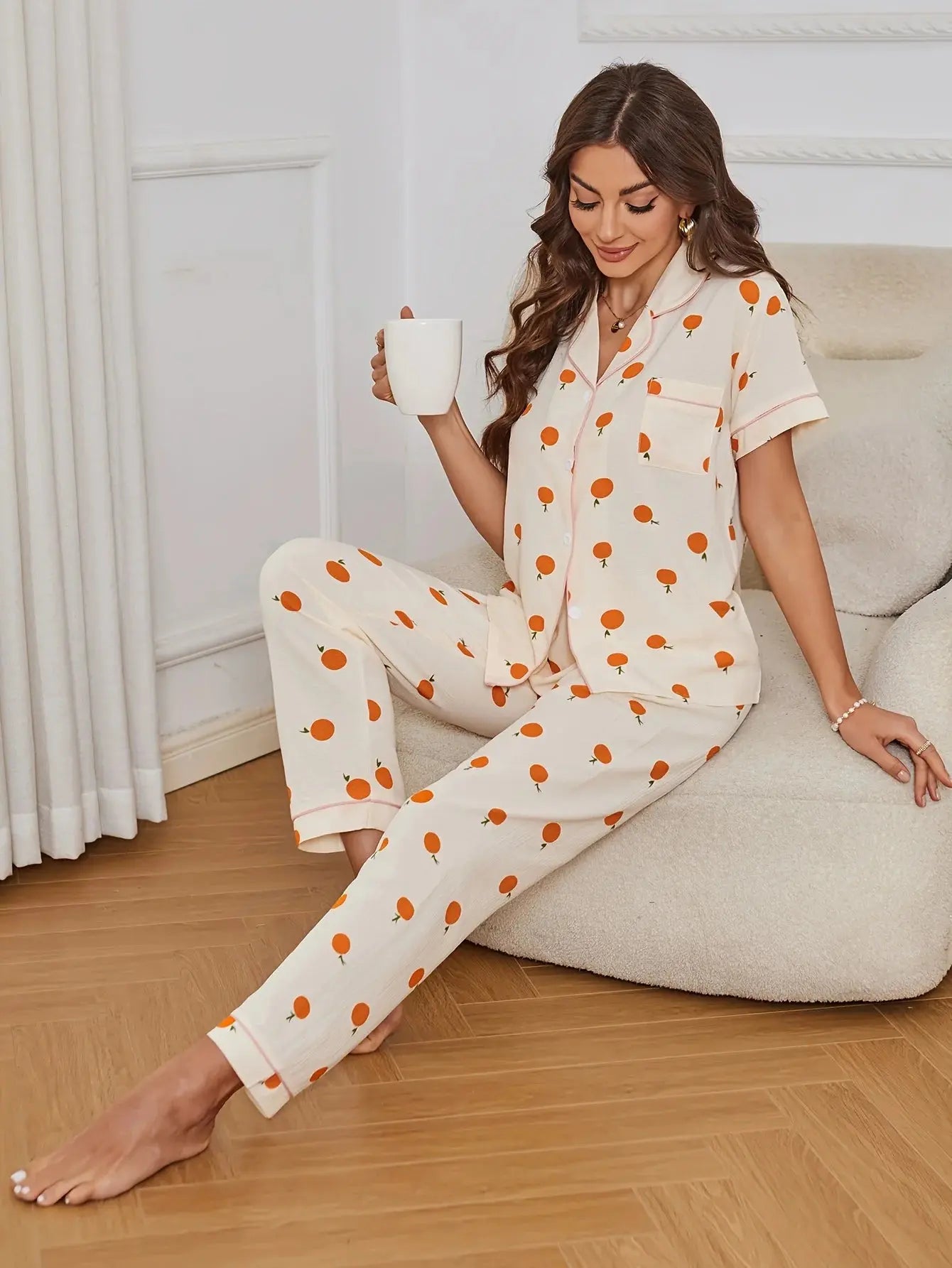 Pyjama imprimé orange, manches courtes, boutonné et pantalon
