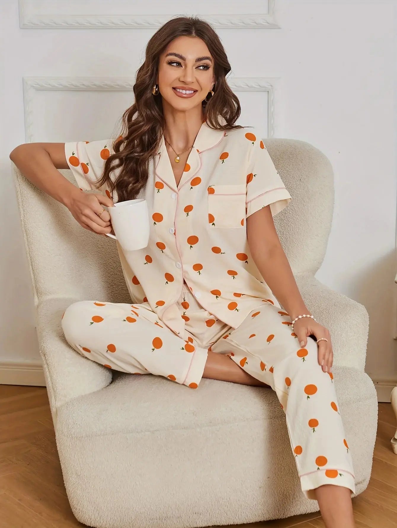 Pyjama imprimé orange, manches courtes, boutonné et pantalon
