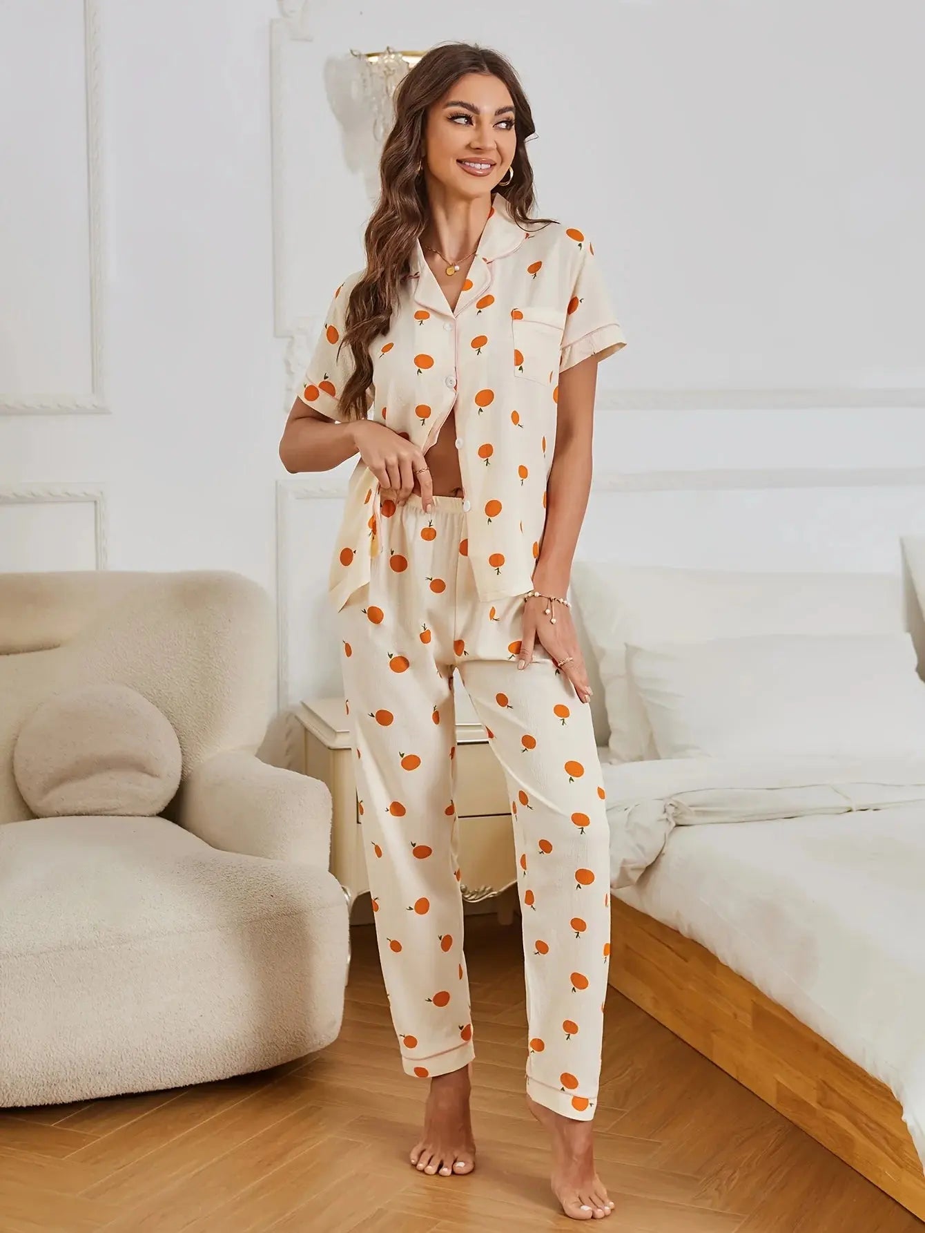 Pyjama imprimé orange, manches courtes, boutonné et pantalon