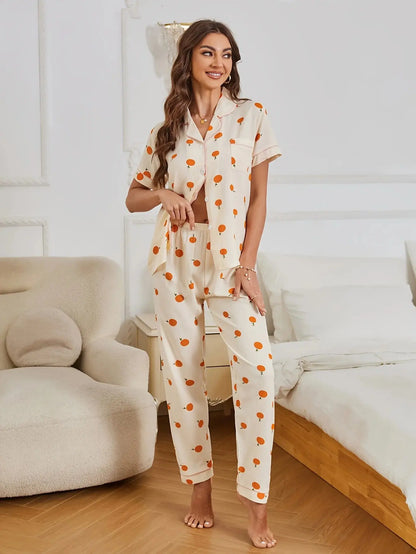 Pyjama imprimé orange, manches courtes, boutonné et pantalon