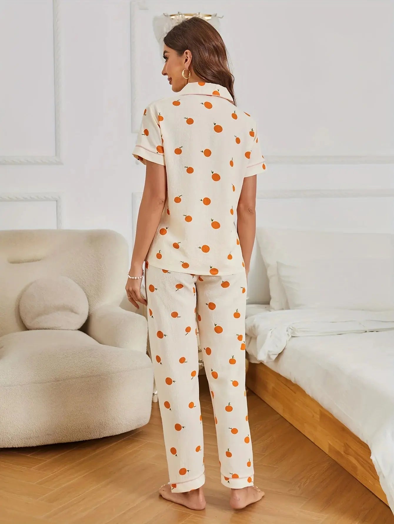 Pyjama imprimé orange, manches courtes, boutonné et pantalon