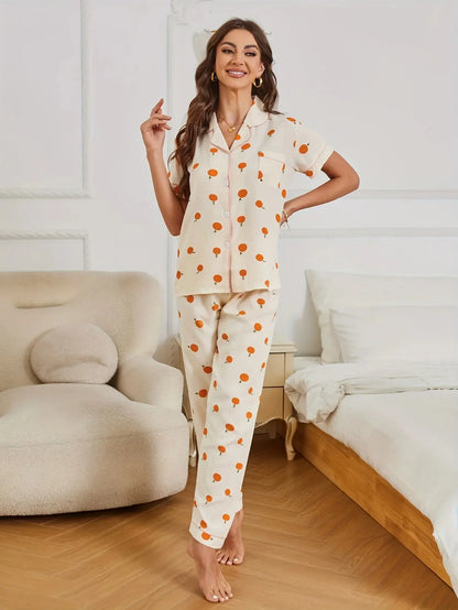 Pyjama imprimé orange, manches courtes, boutonné et pantalon