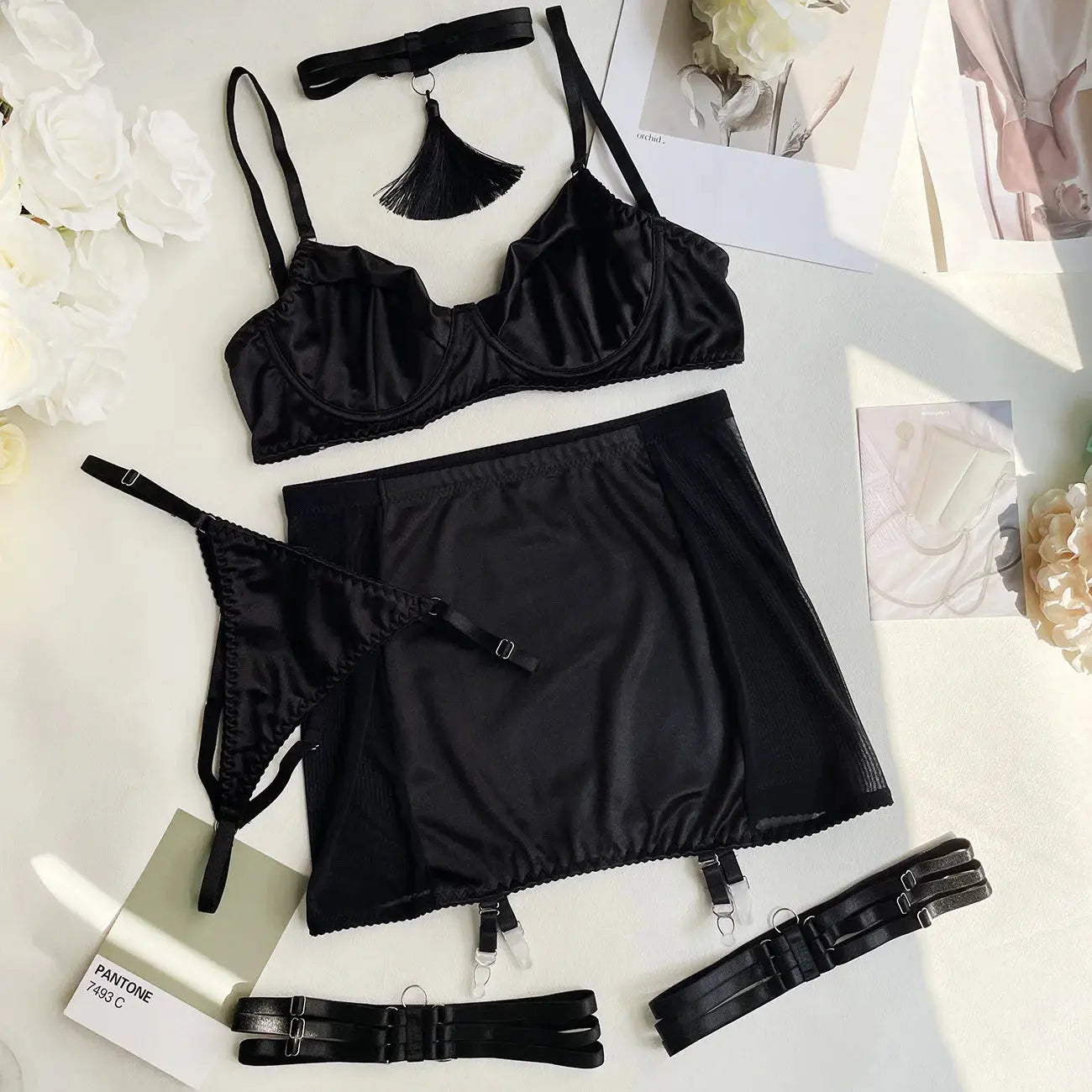 Ensemble lingerie en satin trois-quatre pieces avec jupe et jaretelles
