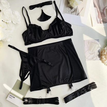 Ensemble lingerie en satin trois-quatre pieces avec jupe et jaretelles