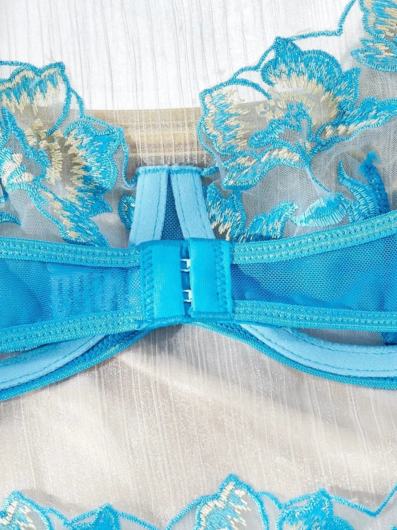 Ensemble lingeries érotique trois pièces-Soutien-Gorge et string Lingeries et Accessoires Annie