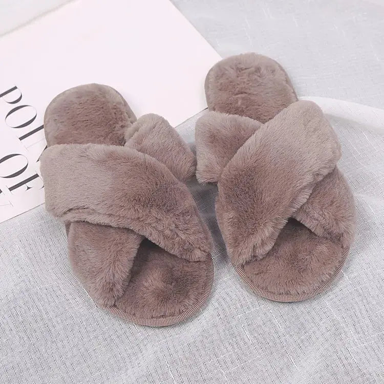 Pantoufle en fourrure d'hiver de forme avec bande croisée pour femmes