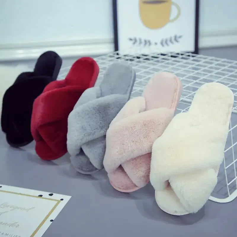 Pantoufle en fourrure d'hiver de forme avec bande croisée pour femmes