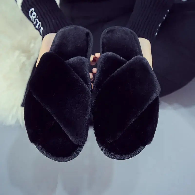 Pantoufle en fourrure d'hiver de forme avec bande croisée pour femmes